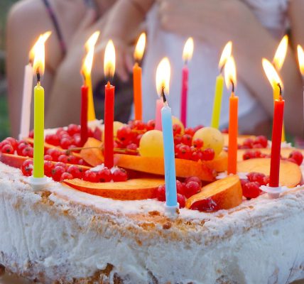 jak zrobić prosty tort urodzinowy