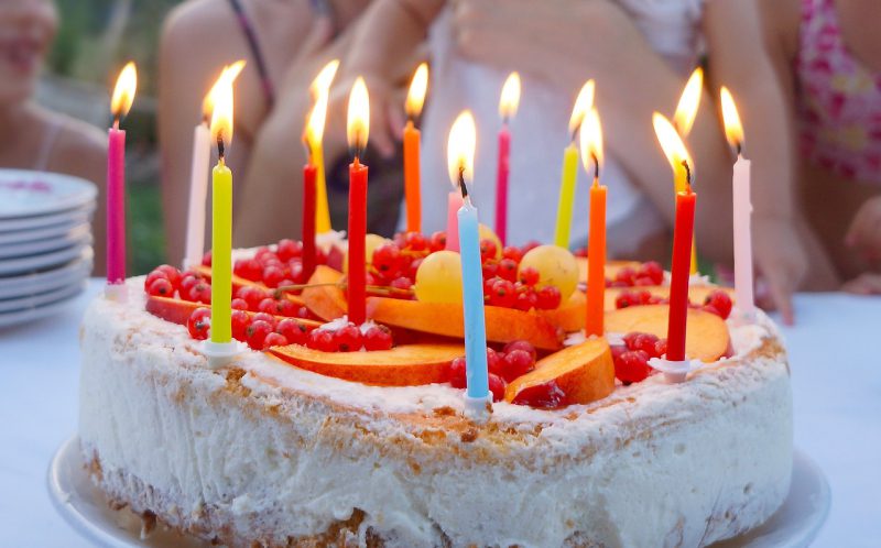 jak zrobić prosty tort urodzinowy